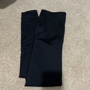 2 never worn PINK seamless black leggings. Both sized medium